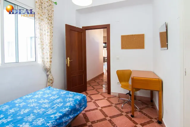 Por debajo de la Plaza Trinidad, a un paso de Facultad de Traductores, Derecho, Escuela de Arte y Oficios. Actualmente 6 estancias(incluido el salón). un cuarto de baño, un aseo, cocina. Techos Alto — 23