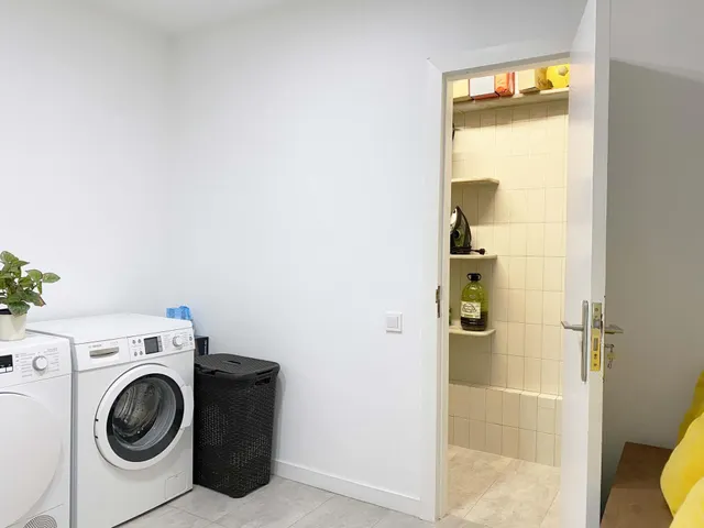 Chalet adosado en venta en Calle de Regàs — 28