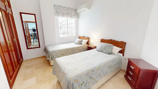 Piso de dos dormitorios con terraza y piscina en Los Boliches — 11