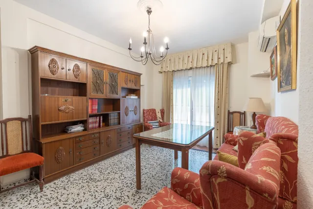 Piso de 3 dormitorios en calle milán, zaidín | muy luminoso y con gran potencial — 3