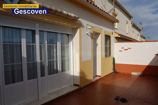 EXCEPCIONAL VIVIENDA ADOSADA CON PATIO, TERRAZA Y GARAJE - foto 5