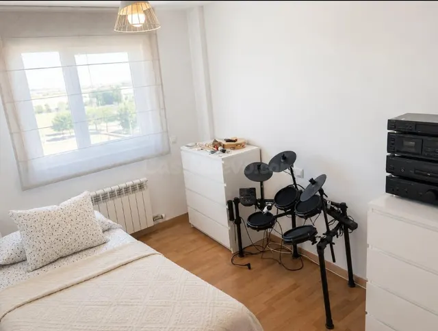 AMPLIO PISO DE 4 habitaciones Y 2 BAÑOS EN LA ZONA DE RESTOL - foto 2