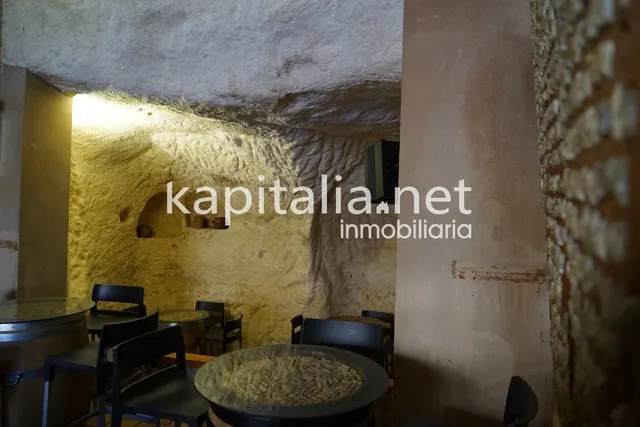 Bar en la emblemática población de Bocairent. — 10