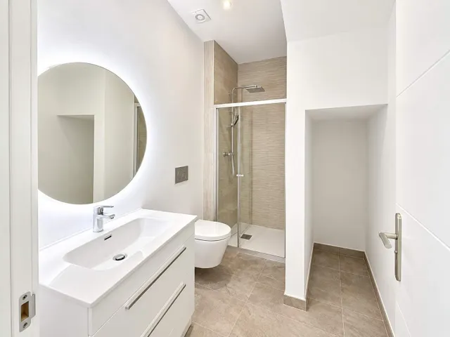 CASA DE DISEÑO A ESTRENAR CON GARAJE EN PILES CONSTRUIDA EN 2024. PISCINA CHILLOUT PRIVADA. — 23