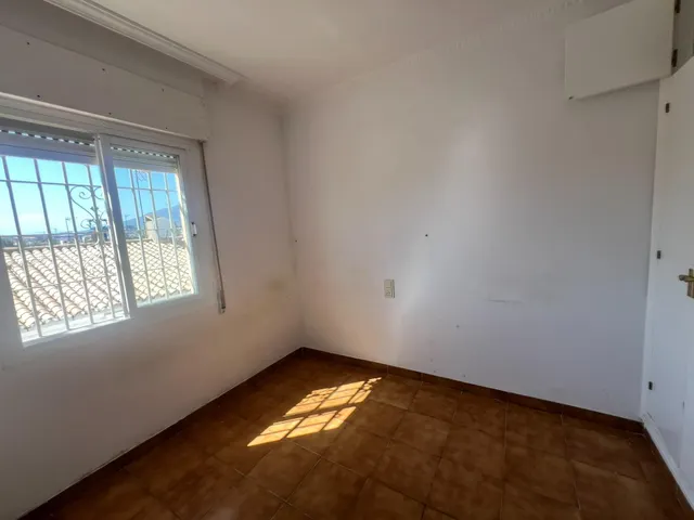 AMPLIO ADOSADO CON GRAN SOTANO — 10
