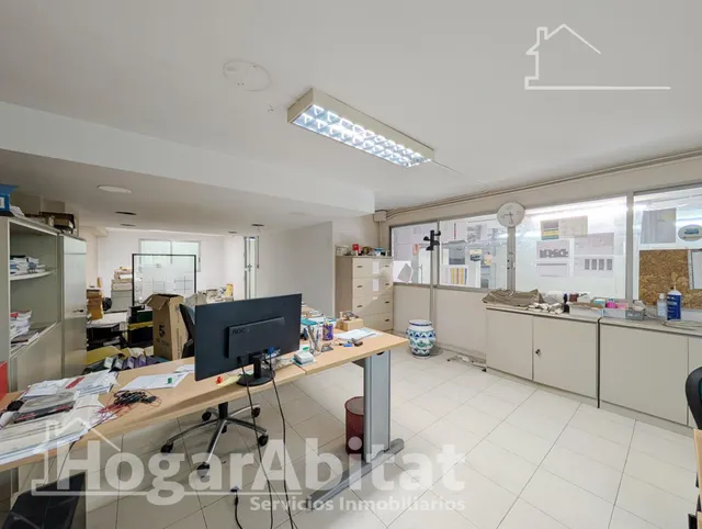 AMPLIO LOCA COMERCIAL CON MUCHAS POSIBILIDADES — 14