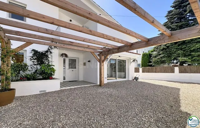 Casa renovada con 5 habitaciones y licencia turística en Emp - foto 3