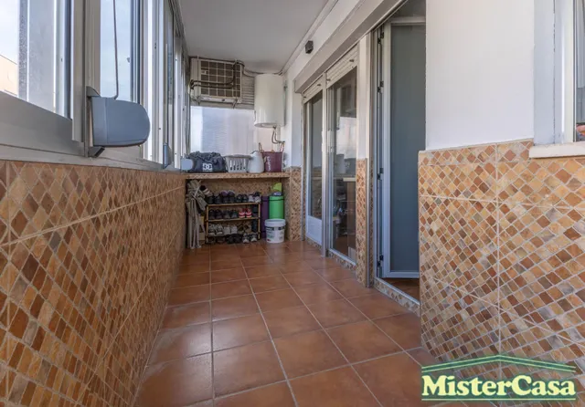 EXCLUSIVA. Piso zona sur VPO . 3 dormitorios , 2 baños , terraza . Plaza de garaje y trastero . — 30
