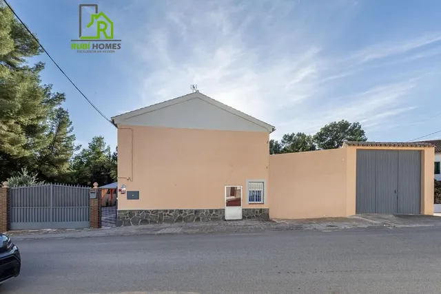 Amplia casa independiente de seis dormitorios a un paso del pantano de los Bermejales — 13