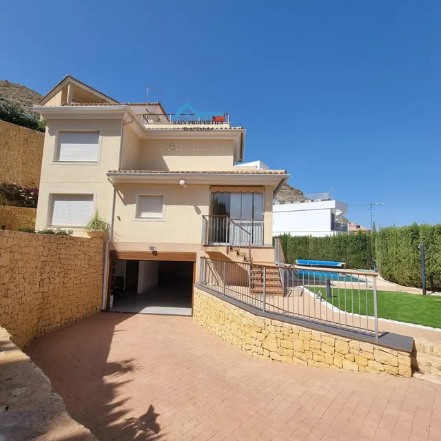 Chalet de lujo en venta en Golf Bahía, con piscina y garaje