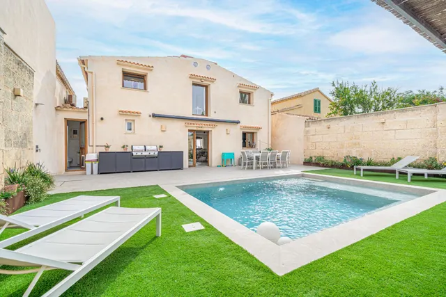 Casa con piscina en primera línea de mar en Cala Gamba — 21