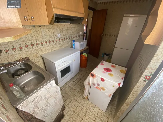 Grupo la Noria VENDE piso CON ascensor para REFORMAR y cochera individual con vado. 3 habitaciones, 1 baño. — 27