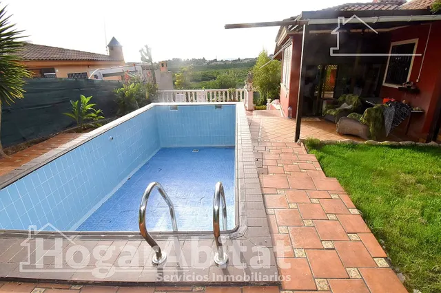 VILLA SEMINUEVA CON PISCINA, TERRAZA Y GRAN JARDÍN — 14