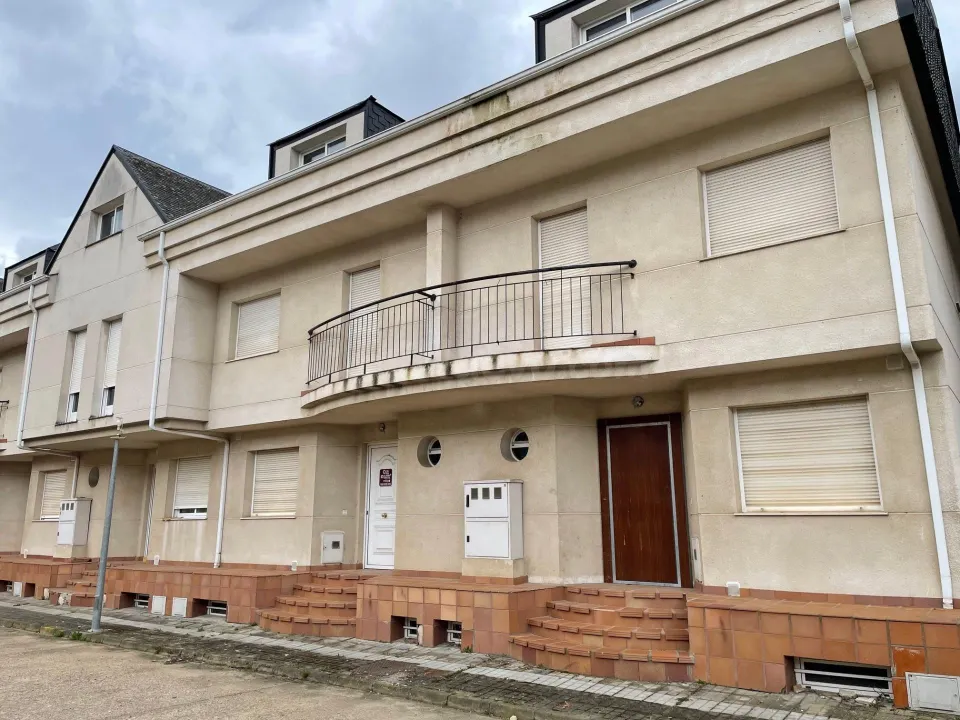 VENTA ADOSADO EN ALMAZCARA EL BIERZO