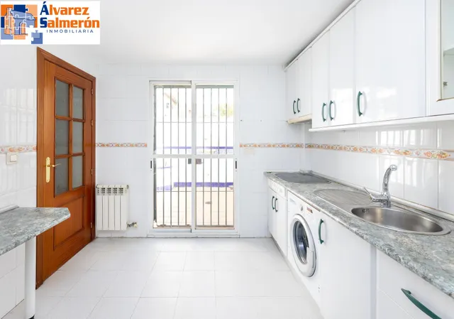 Vive en el corazón de Armilla: 4 dormitorios, patio, terraza y garaje — 8