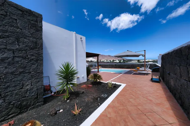 Villa con piscina y vistas despejadas a hacia el paisaje volcanico — 29