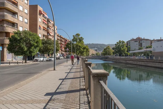 Plaza de garaje cerrado con estanterías en parque Genil cerca de Hospital La Inmaculada — 35