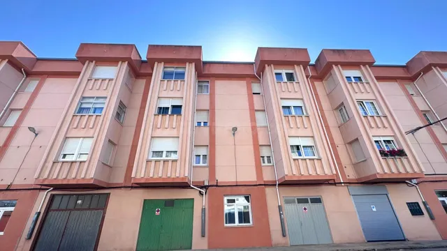 ¡PARA REFORMAR! Espacioso piso de 3 hab. con garaje cerrado 