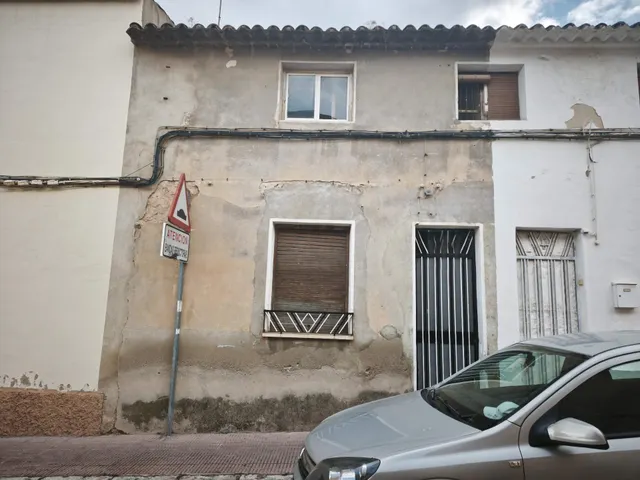Oportunidad en Almansa: Casa para Reformar en San Roque por 