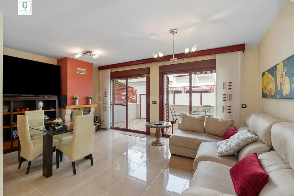 Exclusiva vivienda de 305 m2 construidos aprox junto al centro comercial nevada