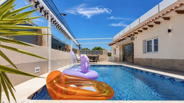 Casa reformada de 5 dormitorios con piscina privada, gran terraza y placas solares en Los Balcones — 5