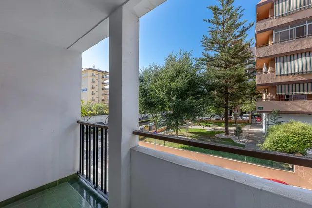 Piso familiar de 4 dormitorios con dos terrazas y piscina en el centro de Fuengirola — 27
