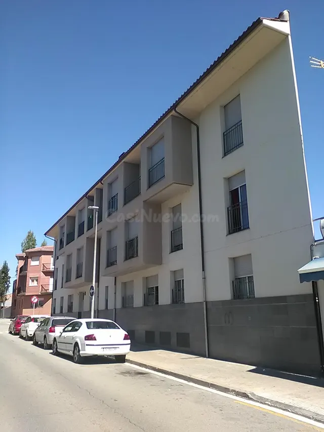 Se venden 11 Pisos + 31 Garajes OKUPADOS en Calle Calle Ter 