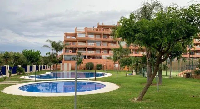 Piso de 3 dormitorios con garaje y trastero en Almerimar - foto 2