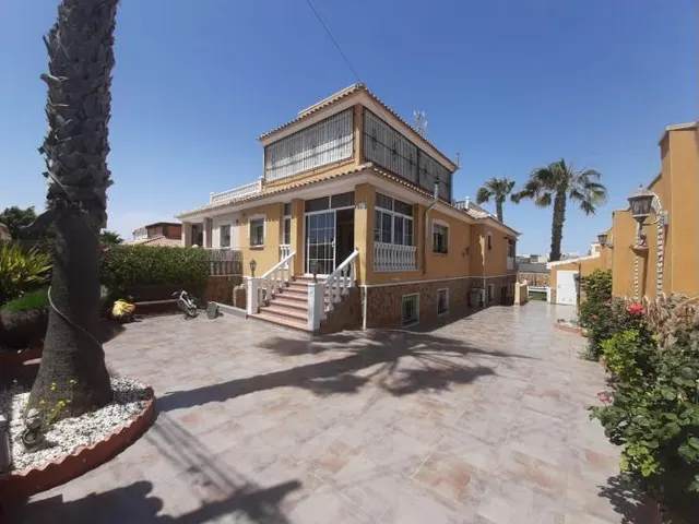 Villa con piscina privada, Alicante, Torrevieja. 6 habitaciones | 350 m2 | A 3 kilómetros del mar — 2