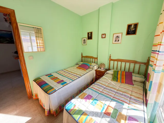 Apartamento en esquina de 2 dormitorios a 500 m de las piscinas naturales en Torrevieja!!! — 18