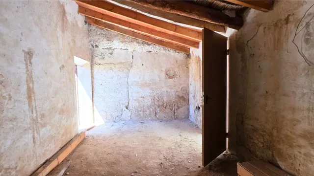 ¿Buscas espacio sin límites? 400 m2 de puro potencial en el corazón de Uleila. — 9