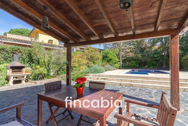 Casa aislada con piscina i jardín en venta en Santa Coloma d