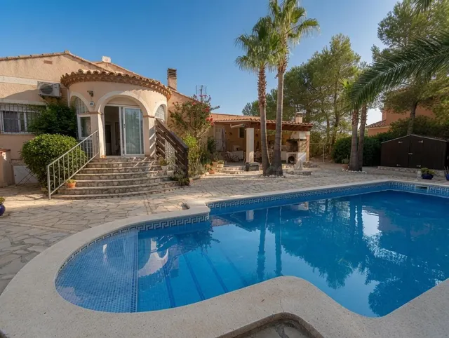 Encantadora villa mediterránea con piscina en medio de la na