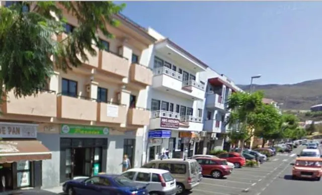 Edificio con 5 apartamentos, 2 locales comercial y garaje en