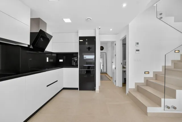 Moderna Vivienda Familiar con Piscina Privada en Excelente Ubicación — 7