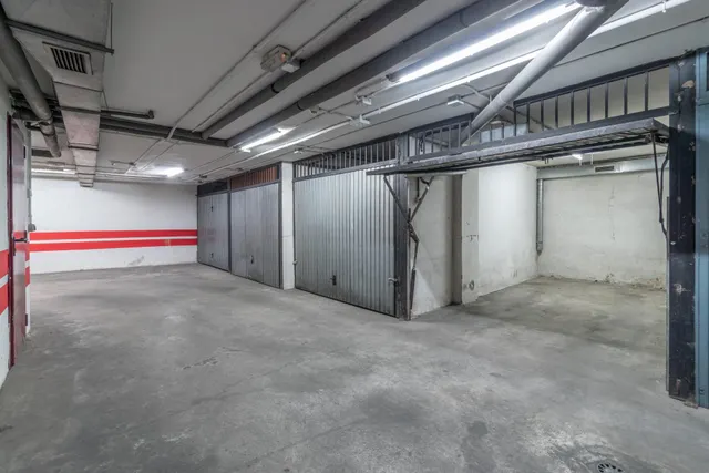 Amplia Plaza de Garaje Cerrada en Ubicación Estratégica — 14
