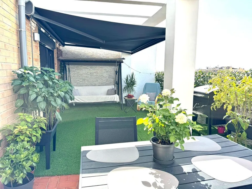 Ático orientado al sur con vistas al mar y amplia terraza en el centro de Torrevieja