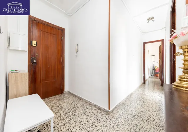 En Venta Piso de 4 dormitorios con ascensor, ideal para reformar a tu gusto. — 23