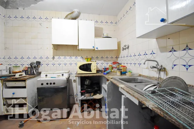 ¡ECONOMICA! AMPLIA CASA CON TERRAZA Y CON MUCHAS POSIBILIDADES — 4