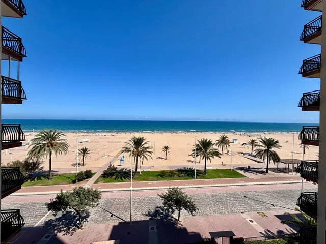 Apartamento en primera línea de playa de Gandia en residencial con piscina comunitaria, garaje y trastero. — 3