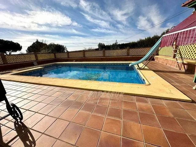 CUEVAS BAJAS- Parcela de 3.000m2 con casa en 2 plantas con 8 - foto 4