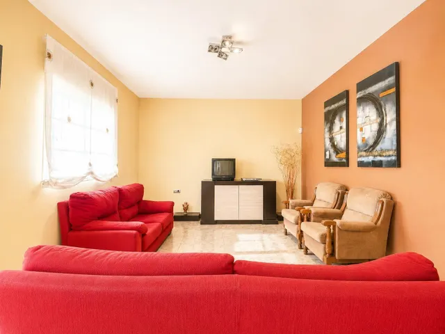 CASA INDEPENDIENTE CON 966 M/2 DE PARCELA EN NUEVO HIGUERON . — 6