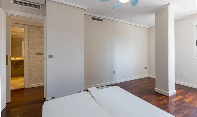 Ático en alquiler con vistas despejadas en zona Correos. — 16