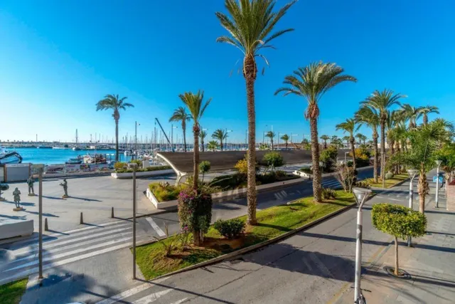 APARTAMENTO EN EL CENTRO DE TORREVIEJA CON GARAJE Y TRASTERO — 26