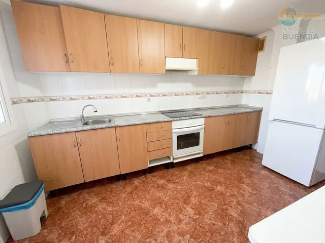Piso de 3 dormitorios , garaje y trastero muy cercano a servicios — 21