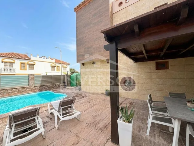 VIVIENDA ADOSADA CON PISCINA PRIVADA — 39