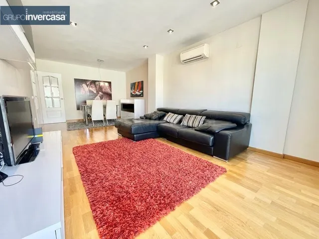 Piso amueblado con garaje, trastero y piscinas comunitaria e - foto 4