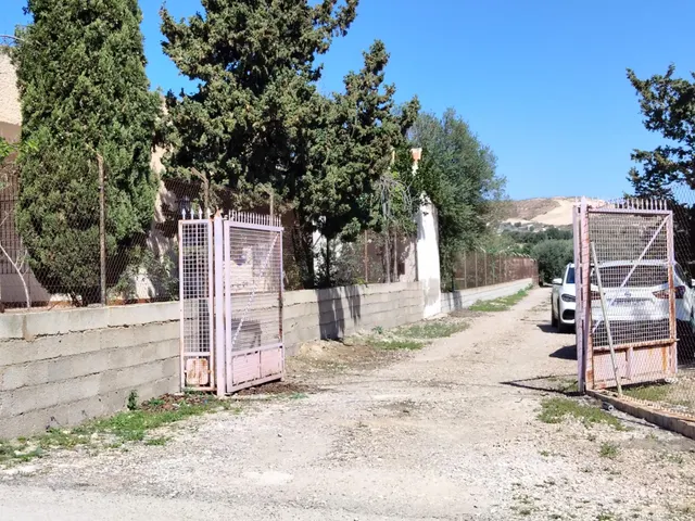 CASA PARA REFORMAR CON TERRENO — 9