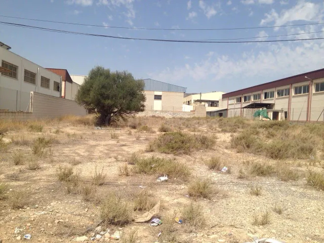 Parcela de 2000 m2 con una edificación de 1200m2, en polígon - foto 2