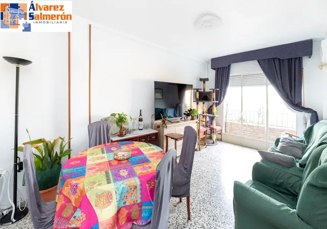 En Venta Piso de 4 dormitorios con ascensor, ideal para reformar a tu gusto. — 24